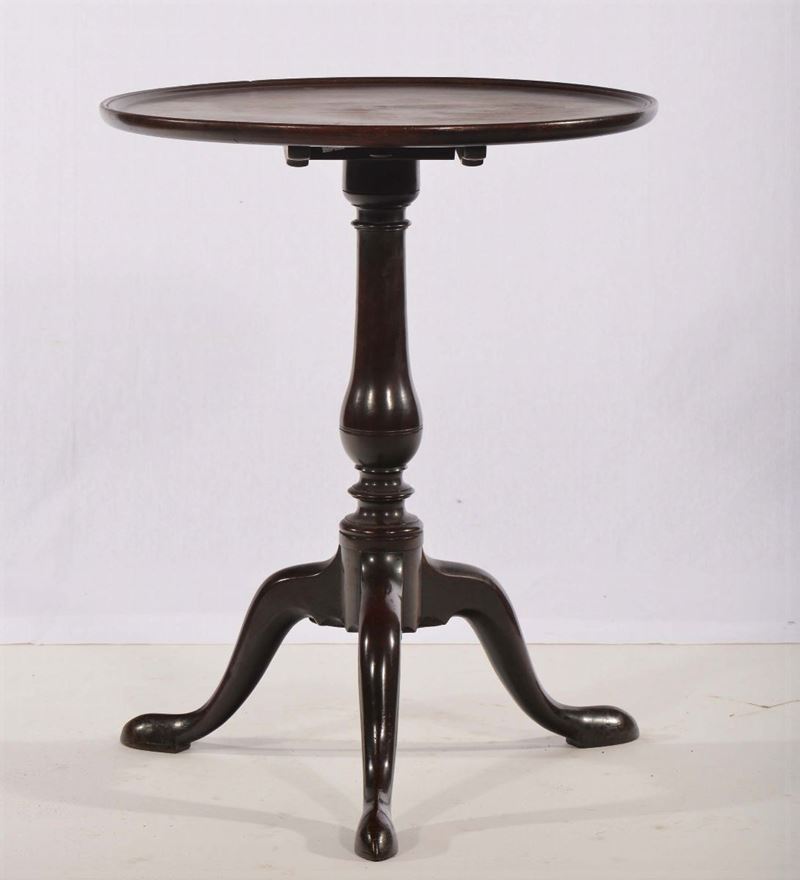 Tavolino in mogano con piano circolare a vela, Inghilterra XIX secolo  - Asta Antiquariato e Dipinti Antichi - Cambi Casa d'Aste
