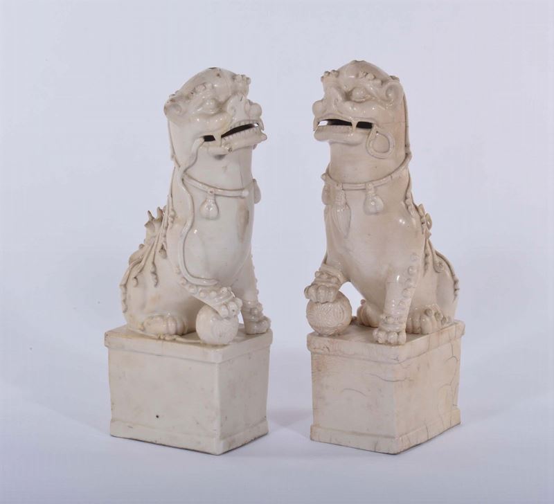 Due cani di Pho in blanc de chine, Kangxi, fine del XVII secolo  - Asta Antiquariato e Dipinti Antichi - II - Cambi Casa d'Aste