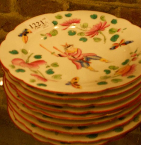 Nove piatti in porcellana con decoro di personaggi, fiori e farfalle, inizio XX secolo