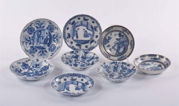 8 tra piattini e ciotoline in porcellana bianca e blu, Cina, XVIII-XIX secolo