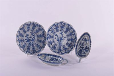 Due Piatti e Due Salsiere in Porcellana Bianca e Blu, Cina XVIII-XIX Secolo