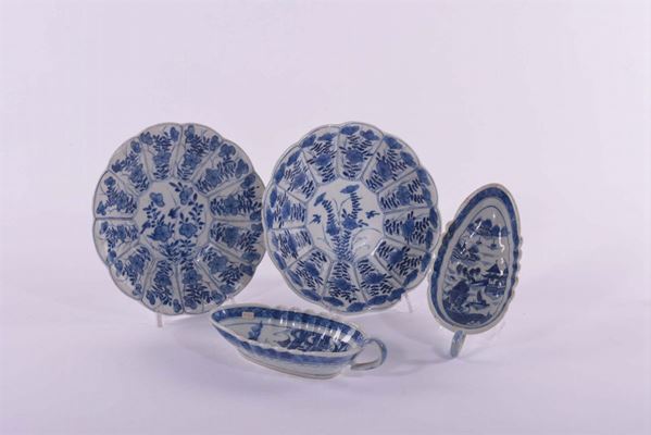 Due piatti e due salsiere in porcellana bianca e blu, Cina XVIII-XIX secolo