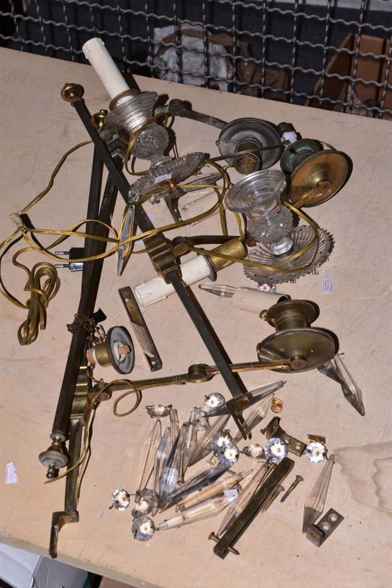 Lotto composto da tre appliques in bronzo e coppia in vetro incolore  - Auction Antiques and Old Masters - Cambi Casa d'Aste