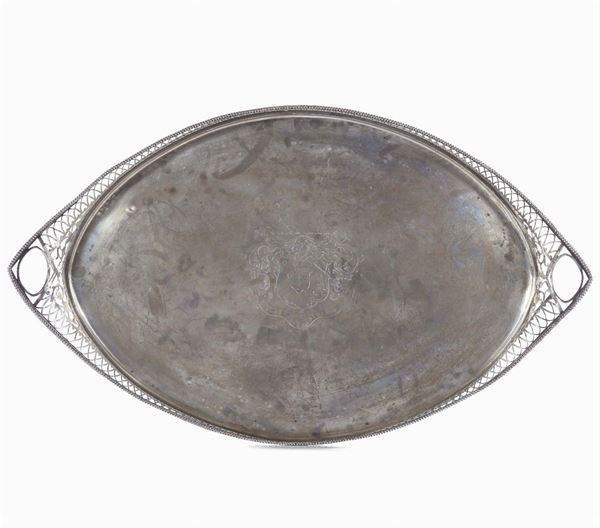 Vassoio in argento con ringhierina traforata