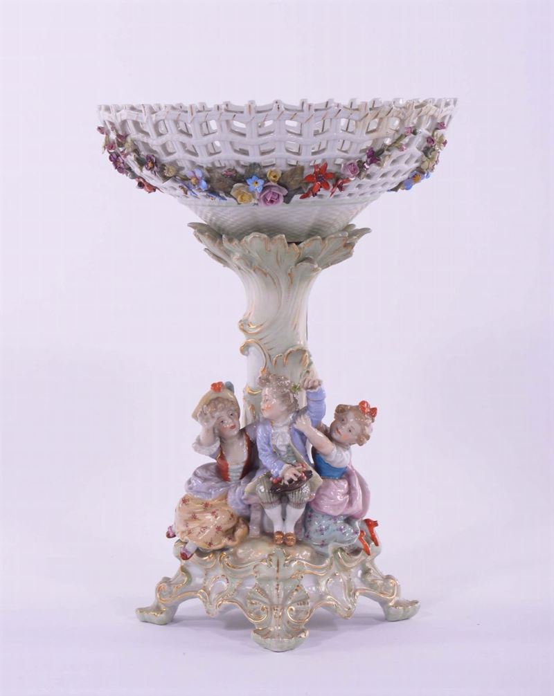 Centrotavola in porcellana con fanciulli alla base  - Auction Antiques and Old Masters - Cambi Casa d'Aste
