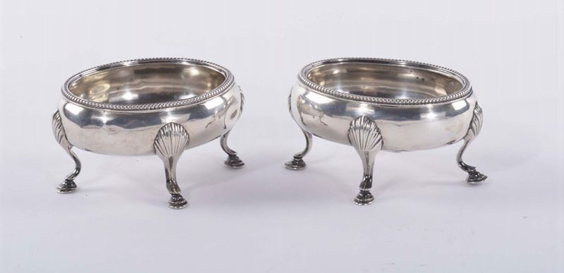Coppia di salierine ovali in argento poggianti su 4 piedini  - Asta Antiquariato e Dipinti Antichi - Cambi Casa d'Aste