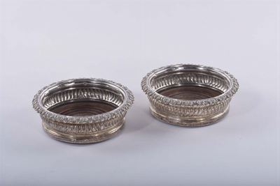 Coppia di Coppette in Argento Sbalzato