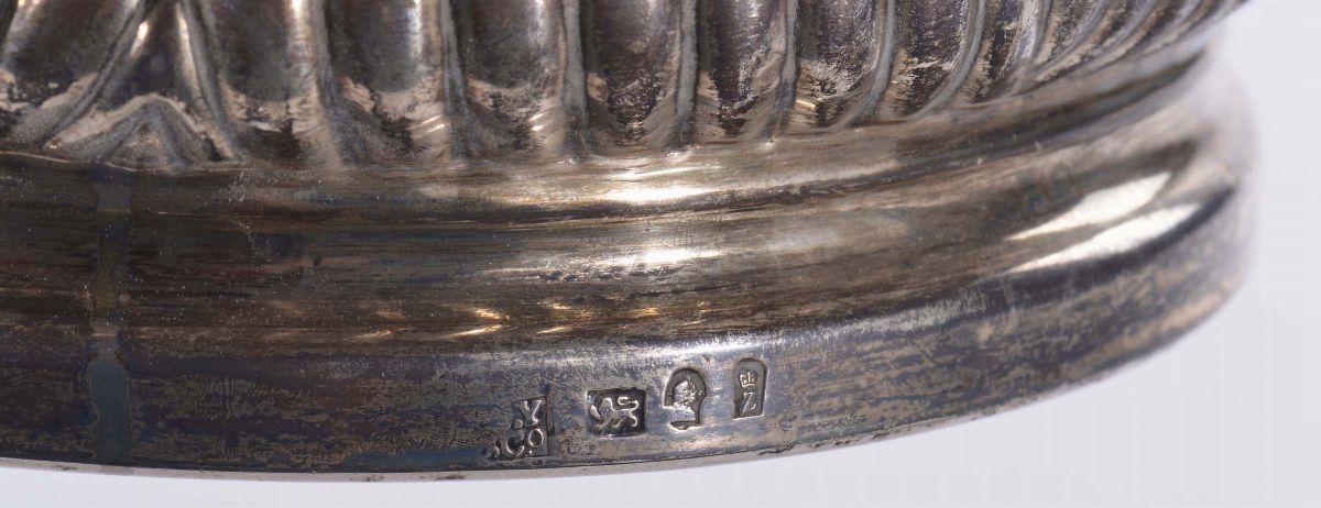 Coppia di Coppette in Argento Sbalzato