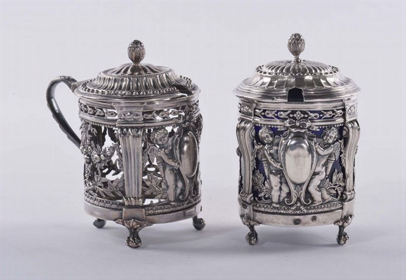 Coppia di saliere in argento sbalzato con corpo traforato  - Auction Antiques and Old Masters - Cambi Casa d'Aste