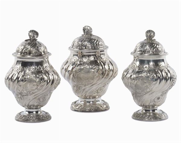 Tre vasetti con coperchio in argento sbalzato e cesellato