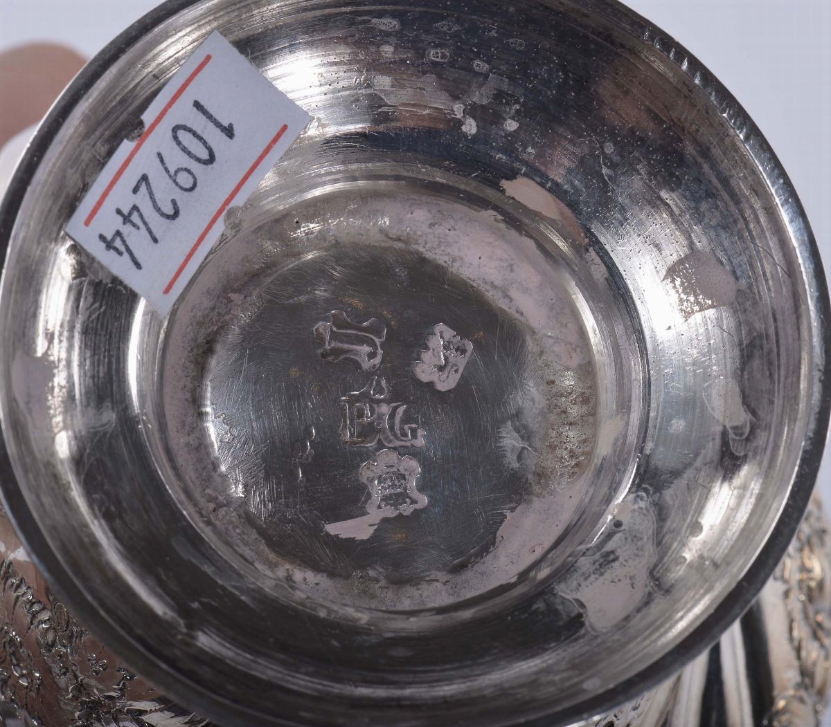 Tre Vasetti con Coperchio in Argento Sbalzato e Cesellato
