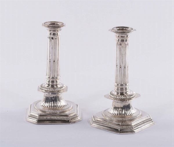 Coppia di candelieri a colonna in argento