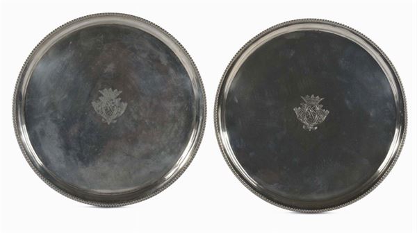 Coppia di piatti in argento con stemma al centro