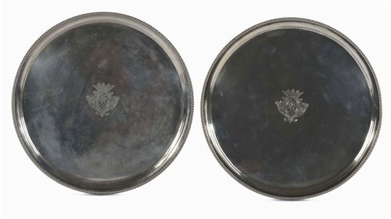 Coppia di piatti in argento con stemma al centro  - Auction Antiques and Old Masters - Cambi Casa d'Aste