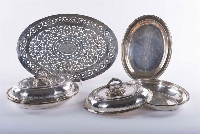 Coppia di zuppiere in metallo argentato, nel lotto anche vassoietto in metallo traforato  - Auction Antiques and Old Masters - Cambi Casa d'Aste