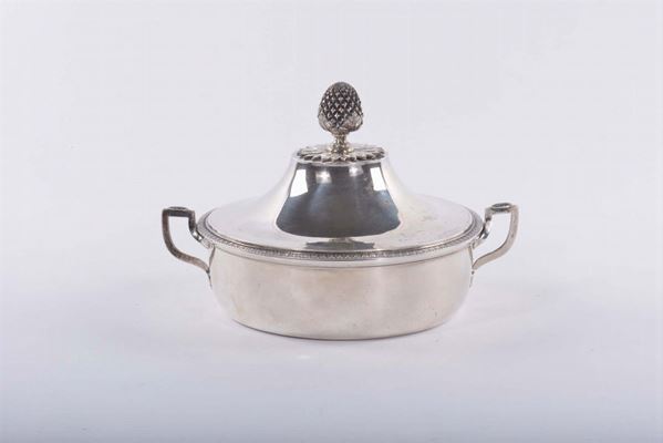 Zuppiera in argento con coperchio con presa a pigna