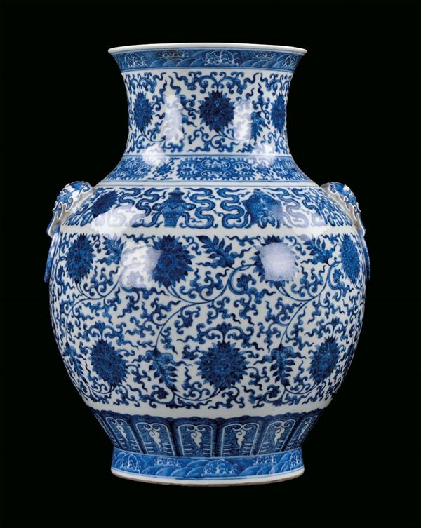 Grande vaso in porcellana bianca e blu, Cina, XIX secolo