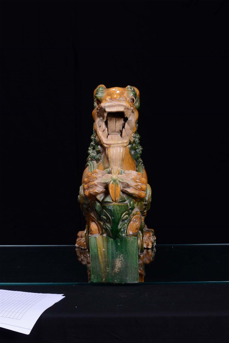 Grande Tegola in Grès Invetriato Raffigurante Cane di Pho, Cina, Dinastia Ming, XVII Secolo