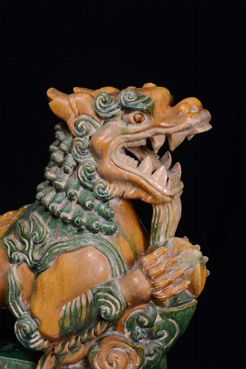 Grande Tegola in Grès Invetriato Raffigurante Cane di Pho, Cina, Dinastia Ming, XVII Secolo
