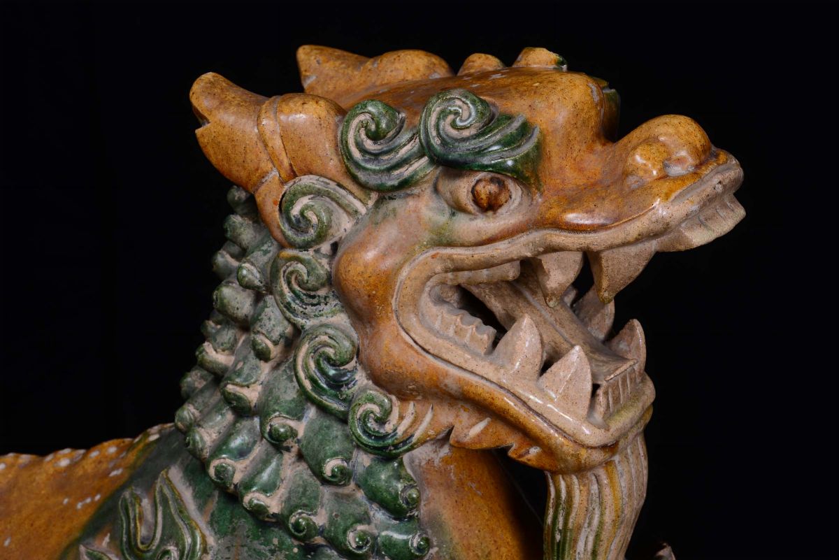 Grande Tegola in Grès Invetriato Raffigurante Cane di Pho, Cina, Dinastia Ming, XVII Secolo