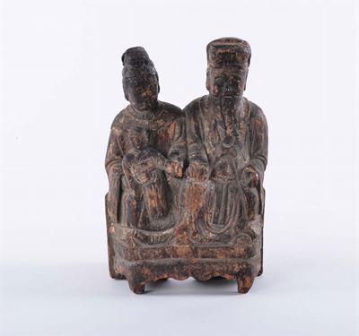 Gruppo in Legno Scolpito Raffigurante Due Figure con Bambino, Cina