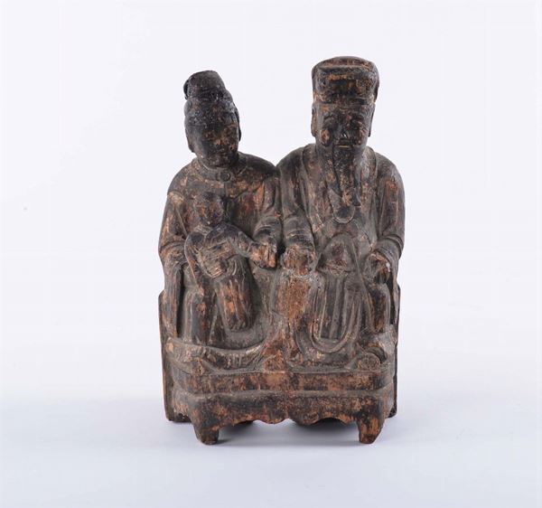 Gruppo in legno scolpito raffigurante due figure con bambino, Cina