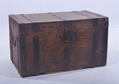 Baule in Legno con Oggetti