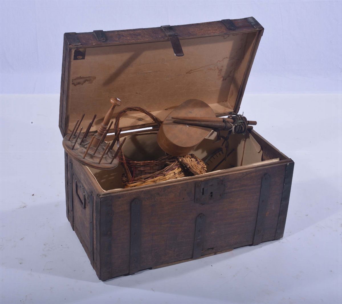 Baule in Legno con Oggetti