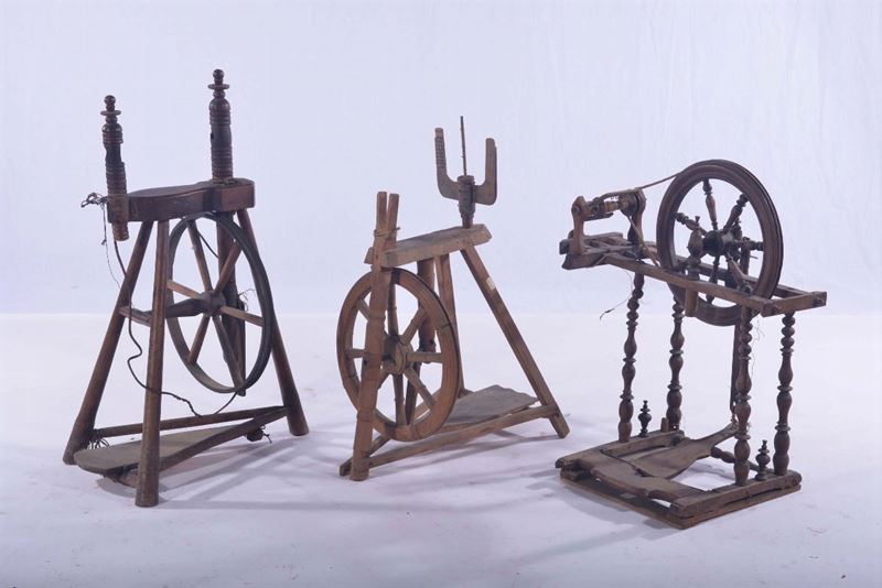 Tre filarini antichi in legno  - Auction OnLine Auction 09-2012 - Cambi Casa d'Aste