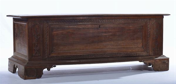 Cassapanca in legno intagliato, XVIII secolo