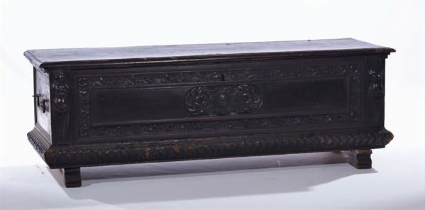 Cassapanca in legno ebanizzato ed intagliato, XVII secolo