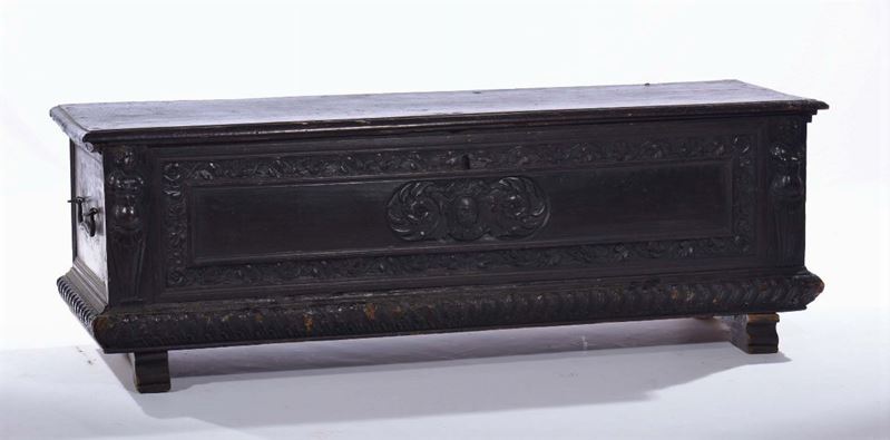 Cassapanca in legno ebanizzato ed intagliato, XVII secolo  - Asta Antiquariato e Dipinti Antichi - Cambi Casa d'Aste