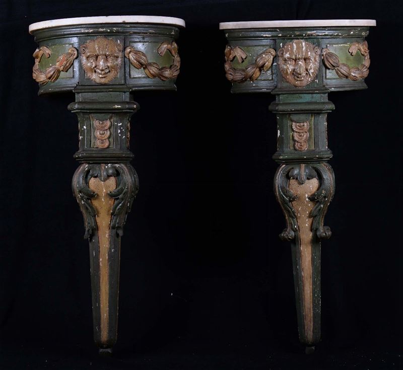 Coppia di consoline da muro in legno intagliato e laccato verde  - Asta Antiquariato e Dipinti Antichi - Cambi Casa d'Aste