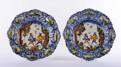 Coppia di Grandi Piatti in Maiolica con Bordo Sagomato