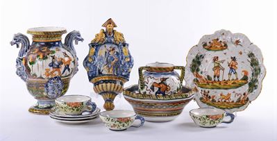 Lotto Composto da Stagnone , Acquasantiera e Altri Quatto Pezzi in Maiolica