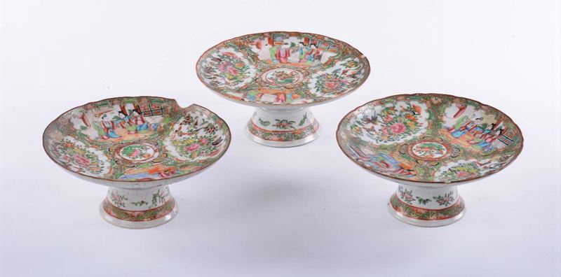 Tre alzatine in porcellana policroma, Cina  - Asta Antiquariato e Dipinti Antichi - Cambi Casa d'Aste