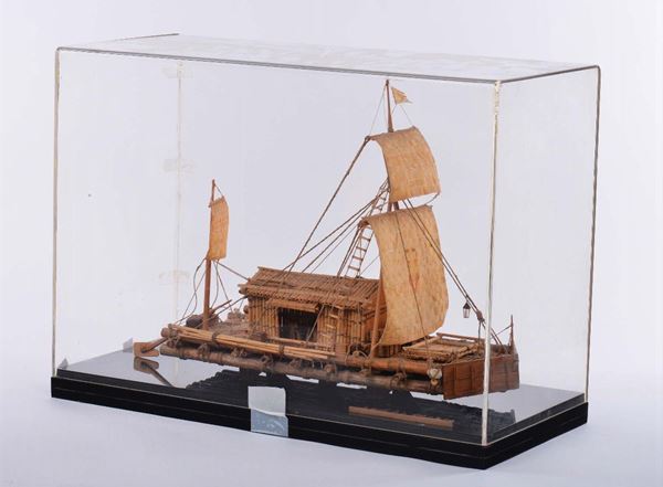 Modello in teca dell'imbarcazione Kon-Tiki