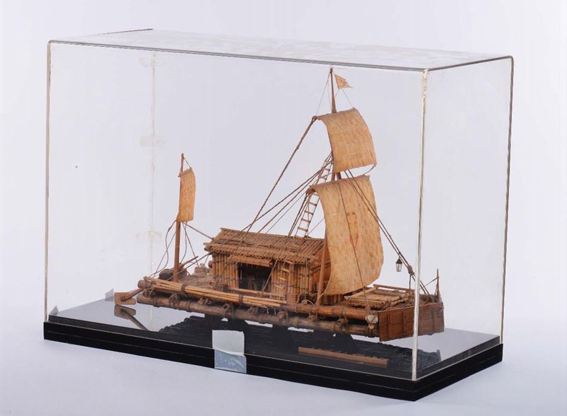 Modello in teca dell'imbarcazione Kon-Tiki  - Asta Antiquariato e Dipinti Antichi - Cambi Casa d'Aste