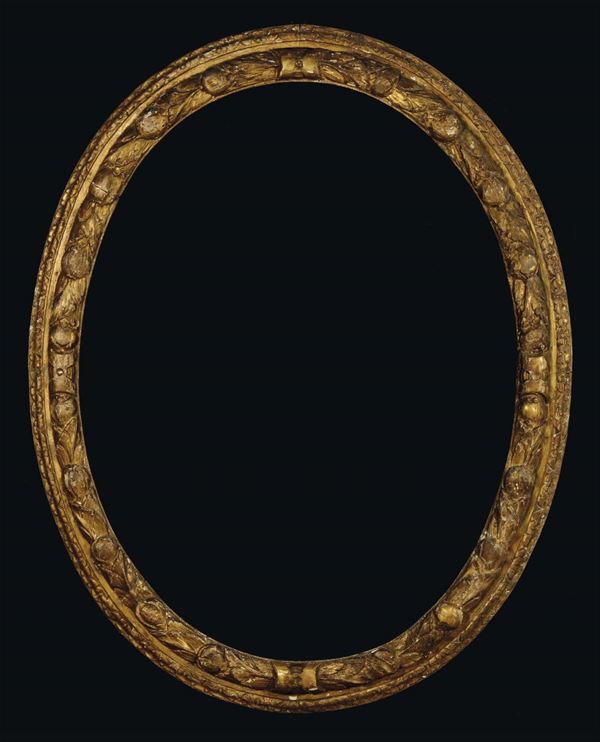 Grande cornice ovale in legno intagliato e dorato, XVII secolo