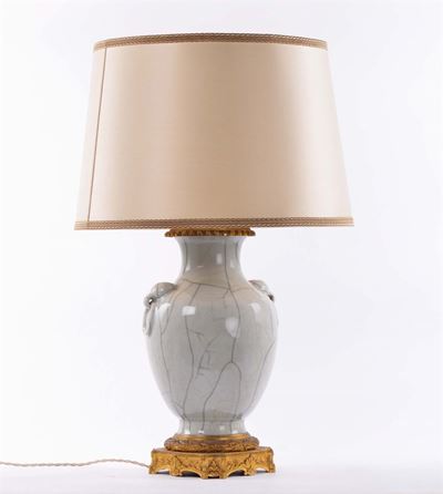 Vaso Cinese Trasformato in Lampada da Tavolo con Montatura in Bronzo Dorato