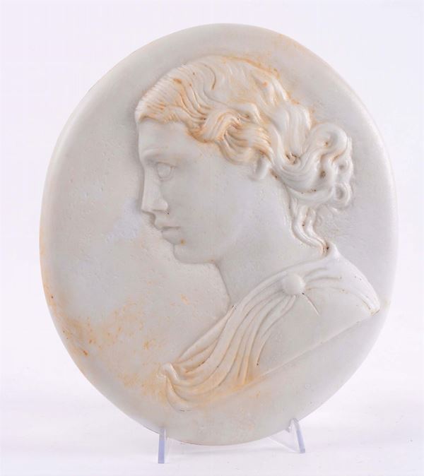 Placca ovale in marmo bianco raffigurante profilo femminile, XIX secolo