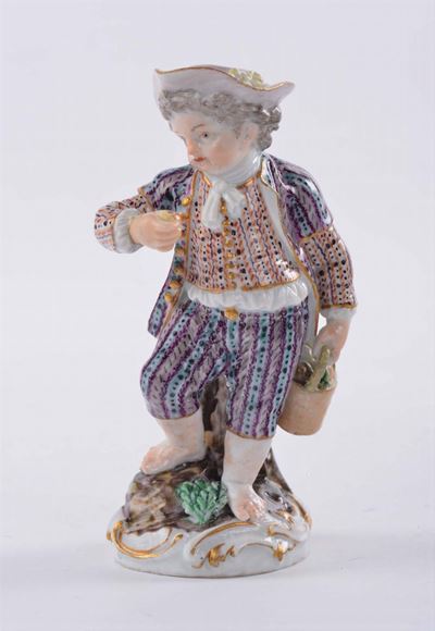 Statuina in Porcellana Raffigurante Fanciullo con Cesto di Mele, Meissen XIX Secolo