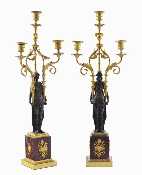 Coppia di flambeaux Carlo X a tre luci in bronzo brunito e marmo, Francia XIX secolo