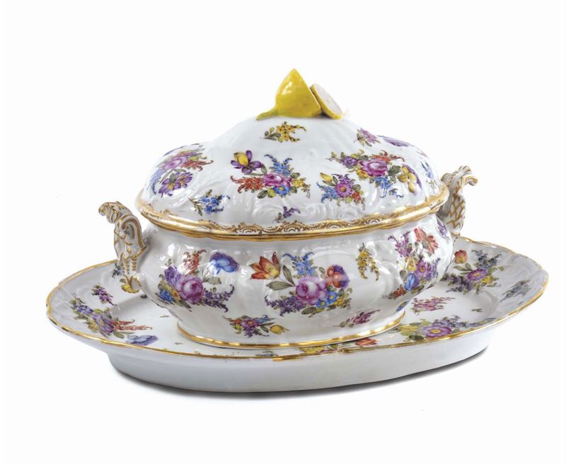 Zuppiera con piatto in ceramica, Meissen XIX secolo, cm 43x30x27 (piatto con restauri)  - Auction Antiques and Old Masters - Cambi Casa d'Aste