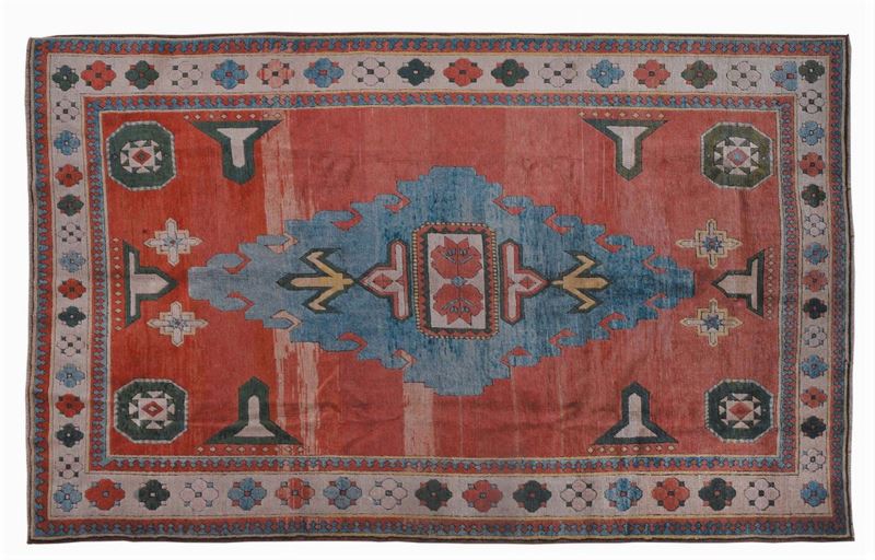 A Anatolia Kars carpet mid 20th century. Good condition.  - Auction Furnishings and Works of Art from Important Private Collections - Cambi Casa d'Aste
