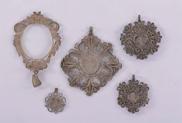 Lotto di cinque reliquiari in argento e filigrana, XVII secolo