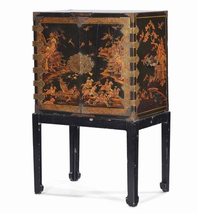 Cabinet in Legno Laccato e Decorato in Oro con Raffigurazioni di Scene Orientali, Inghilterra XVI...