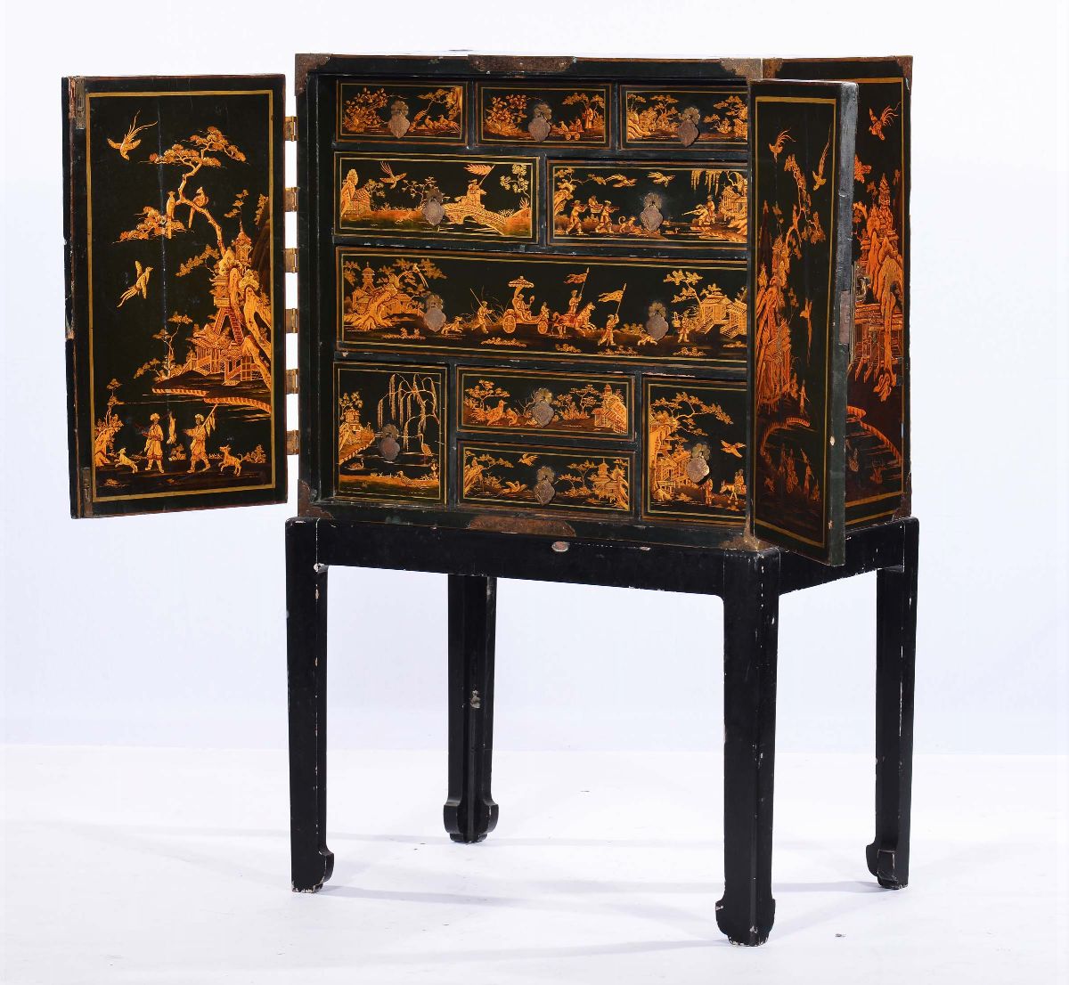 Cabinet in Legno Laccato e Decorato in Oro con Raffigurazioni di Scene Orientali, Inghilterra XVI...