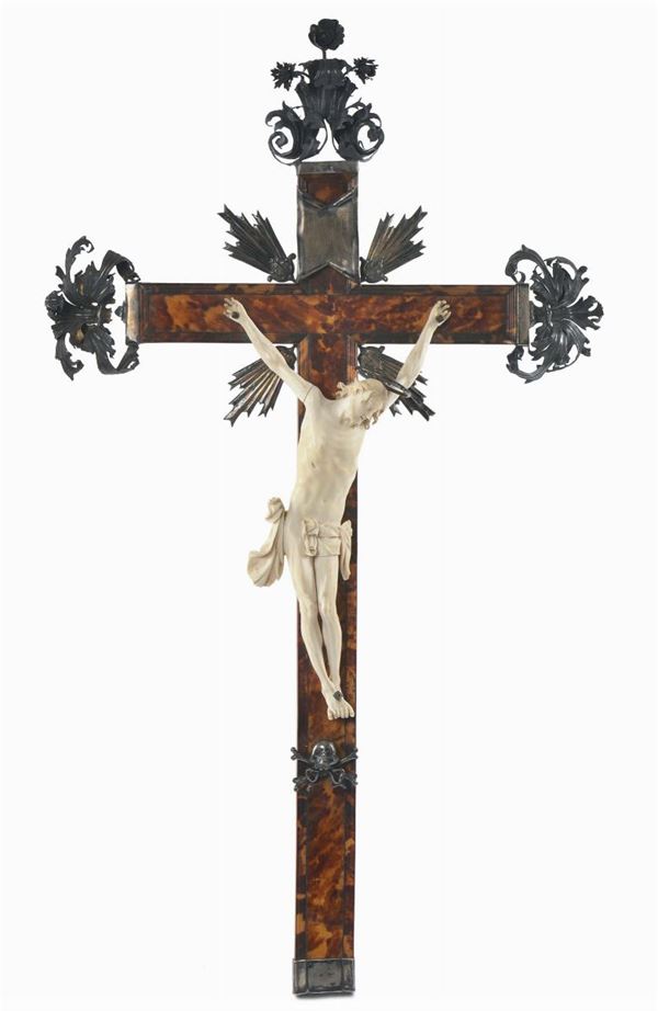 Cristo morto in avorio con croce originale in tartaruga e canti in argento, Sicilia XVIII secolo