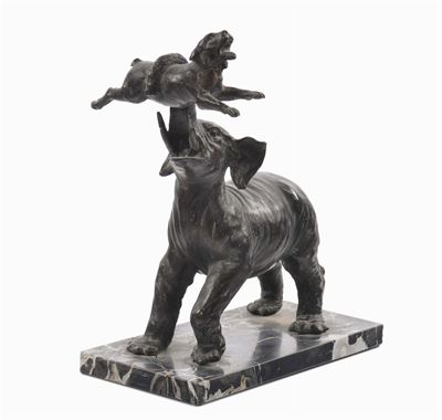 Scultura in Bronzo Raffigurante Elefante con Preda